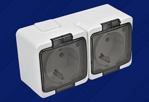 Falon kívüli dugalj 2x2P+F fehér csapofedéllel IP44 Junior 321346
