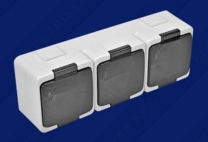 Falon kívüli dugalj 3x2P+F fehér csapofedéllel IP44 Junior 321345
